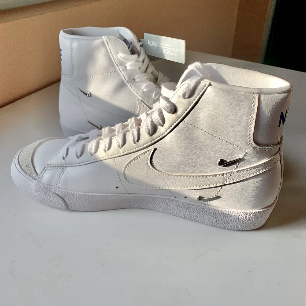 Women’s Blazer Mid ‘77 SE ‘Sisterhood White Metallic Silver’ - Picture 2 of 9